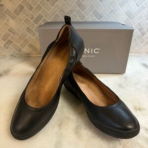 Vionic Jacey Women's Leather Slip-on Wedge Shoe. Black. Women’s US size 10